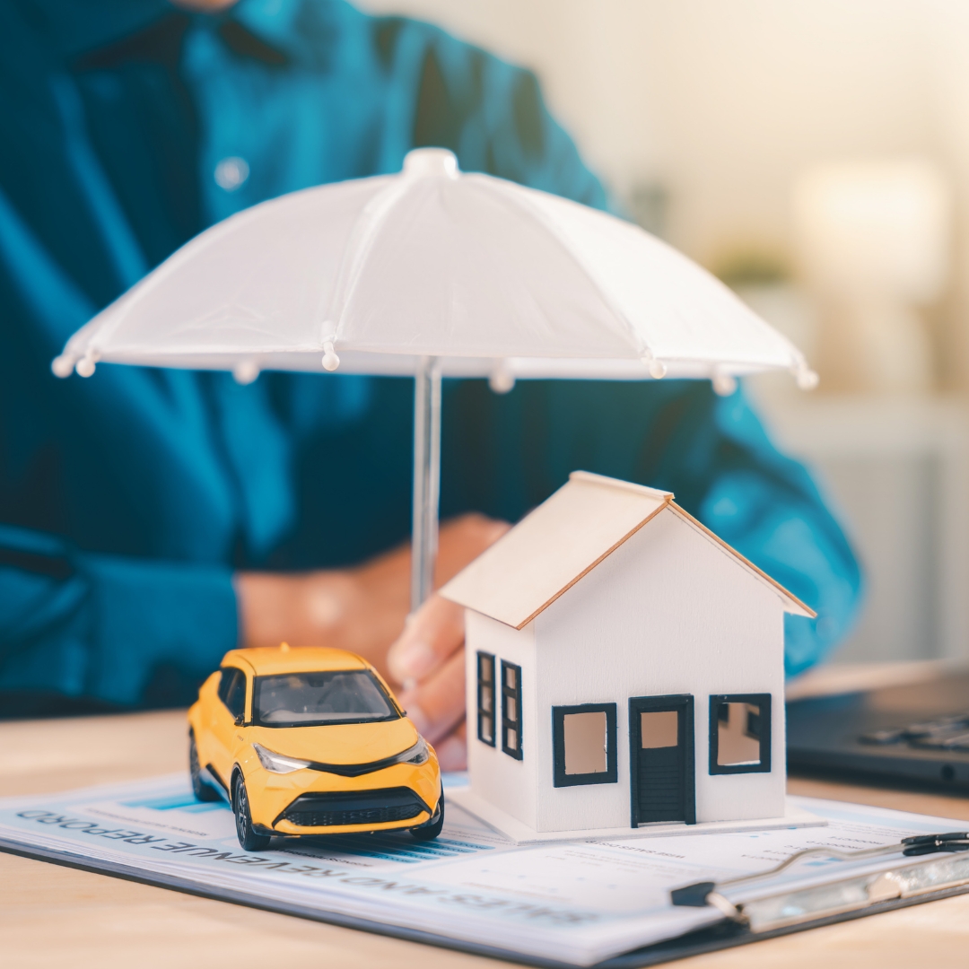 Agent and customer discussing bundled insurance policies